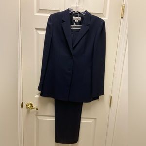 Vintage Casual Corner 2-piece Navy Pantsuit.  Size 8.